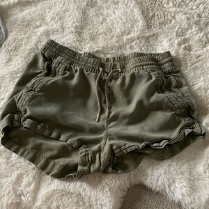 GREEN H&M LIGHTWEIGHT SHORTS